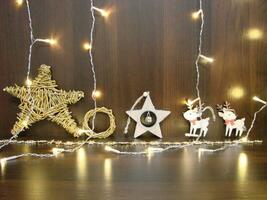 Weihnachten und Neu Jahr Hintergrund mit leeren dunkel hölzern Deck Tabelle Über Weihnachten Baum und verschwommen Licht foto