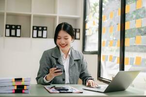 erfolgreich asiatisch Geschäftsfrau Analysieren Finanzen auf Tablette und Laptop beim Büro Schreibtisch Steuer, Bericht, Buchhaltung, Statistiken, und analytisch Forschung Konzept foto