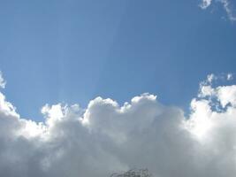 ein Fotografie von ein Blau Himmel mit Sonne Strahlen foto