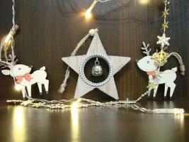 Weihnachten und Neu Jahr Hintergrund mit leeren dunkel hölzern Deck Tabelle Über Weihnachten Baum und verschwommen Licht foto