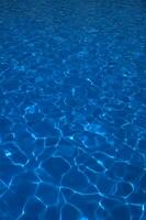 Blau Wasser im ein Schwimmen Schwimmbad foto