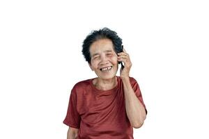alt asiatisch Frau Gesicht mit Falten Alten Senior Berufung Smartphone und lauschen Glück mit ein wenige gebrochen Zähne suchen beim das Kamera, zeigen mit ihr Hand und Finger hoch. Gesundheit Pflege Konzept. foto