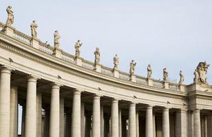 Marmorskulpturen der Päpste auf st. Petersplatz in der Vatikanstadt foto