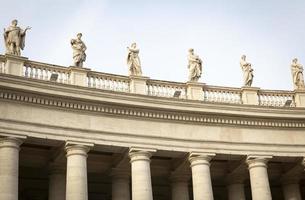 Marmorskulpturen der Päpste auf st. Petersplatz in der Vatikanstadt foto