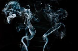 schöner weißer Rauch vor schwarzem Hintergrund, Bewegungsunschärfe foto