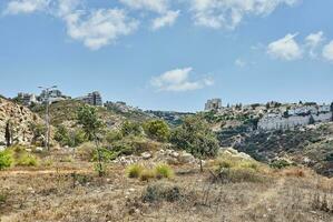 Aussicht von haifa Region auf Berg Steigung gegen Himmel mit Wolken foto