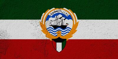 Flagge und Mantel von Waffen von Zustand von Kuwait auf ein texturiert Hintergrund. Konzept Collage. foto
