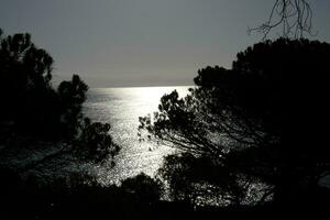 costa brava und küstenweg entlang der zerklüfteten küste von nordkatalonien, spanien foto