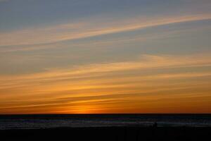 sonnenuntergang und sonnenuntergang am meer foto