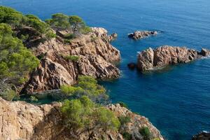 costa brava und küstenweg entlang der zerklüfteten küste von nordkatalonien, spanien foto