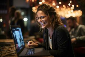 ein Mädchen mit Laptop zum Arbeit oder erkunden Websites auf das Internet foto