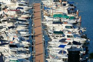 Yachthafen und Angeln Hafen im das Stadt, Dorf von blanes auf das katalanisch Küste. foto