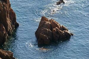 felsen und meer an der katalanischen costa brava, mittelmeer, blaues meer foto