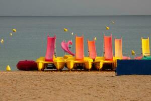 Kajaks und bunt Meer Rollschuhe auf das Strand foto