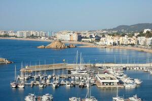 Yachthafen und Angeln Hafen im das Stadt, Dorf von blanes auf das katalanisch Küste. foto