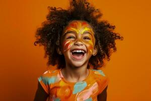 komisch afrikanisch amerikanisch Mädchen mit Gesicht Gemälde auf beschwingt Orange Hintergrund foto