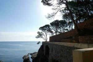 costa brava und küstenweg entlang der zerklüfteten küste von nordkatalonien, spanien foto