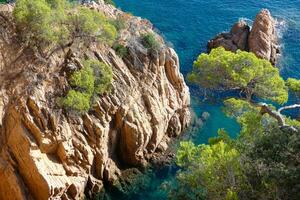 costa brava und küstenweg entlang der zerklüfteten küste von nordkatalonien, spanien foto