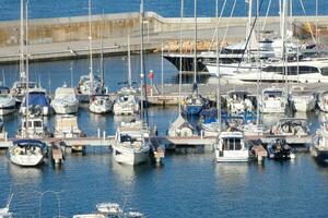 Yachthafen und Angeln Hafen im das Stadt, Dorf von blanes auf das katalanisch Küste. foto