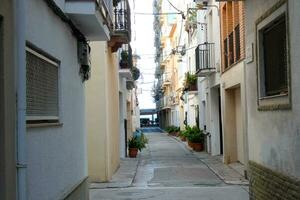 eng Straßen im das alt Quartal von das Mittelmeer Stadt, Dorf von blanes im das Provinz von Barcelona, Katalonien, Spanien. foto