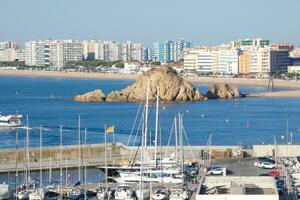 Yachthafen und Angeln Hafen im das Stadt, Dorf von blanes auf das katalanisch Küste. foto