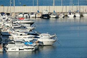 Yachthafen und Angeln Hafen im das Stadt, Dorf von blanes auf das katalanisch Küste. foto