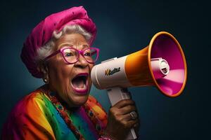 glücklich Senior Frau halten Megaphon auf hell Farbe Hintergrund foto