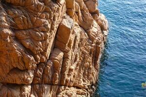 felsen und meer an der katalanischen costa brava, mittelmeer, blaues meer foto