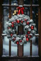ein festlich Kranz hängend auf ein hölzern Tür, umgeben durch fallen Schneeflocken foto