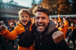 feiern Sieg Kind Fußball Spieler mit Fachmann Trainer foto