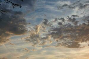 Wolken und Lichteffekte am Himmel in der Morgen- oder Abenddämmerung. foto