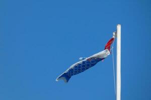 bunt Flaggen unter das Blau Himmel flattern im das Wind foto