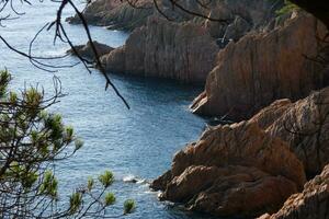 costa brava und küstenweg entlang der zerklüfteten küste von nordkatalonien, spanien foto