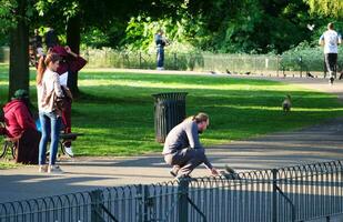 die meisten schön Bild von Menschen beim Krieg Öffentlichkeit Park von Luton Stadt, England vereinigt Königreich, Vereinigtes Königreich. kann 25., 2023 foto