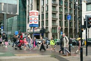 die meisten schön Bild von International und lokal Tourist Menschen sind Besuch das zentral London Hauptstadt Stadt von England Vereinigtes Königreich während regnerisch Tag. gefangen auf August 2., 2023 foto