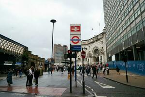 die meisten schön Bild von International und lokal Tourist Menschen sind Besuch das zentral London Hauptstadt Stadt von England Vereinigtes Königreich während regnerisch Tag. gefangen auf August 2., 2023 foto