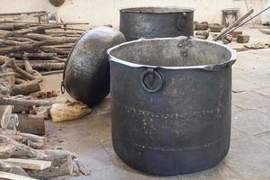 große alte geräucherte Pfannen zum Kochen für Pilger im hinduistischen Tempel foto
