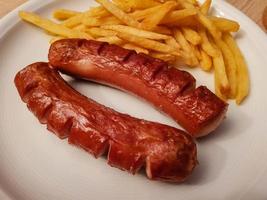 Würstchen mit Pommes Frites und Currysauce foto