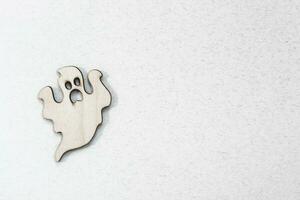 hölzern Spielzeug Geist auf Weiß Hintergrund Halloween Konzept foto