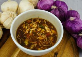 traditionelle frische asiatische Gemüsesuppe