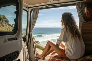 jung Frau im ihr Wohnmobil genießen ein szenisch Strand Sicht, ein still Moment von Fernweh und Abenteuer. generativ ai foto