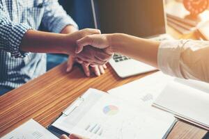 Geschäftsleute Handshake Gruß Deal bei der Arbeit. foto