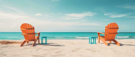 Strand Stühle auf tropisch sandig Strand mit Türkis Ozean Wasser ai generiert foto