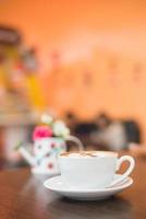 Tasse Cappuccino im Café-Hintergrund. foto