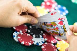 Glücksspiel Poker Blackjack Karten Hand gezeigt und Würfel foto