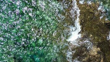 groß atlantisch Ozean Wellen Treffen das felsig Küsten von das Kanarienvogel Insel von Tenerife foto