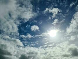 schöne flauschige weiße Wolkenformationen in einem tiefblauen Sommerhimmel foto