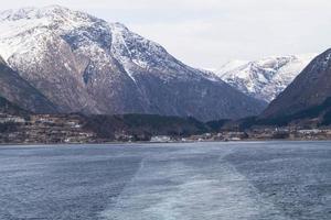 Blick von einem Kreuzfahrtschiff in den Fjorden Norwegens