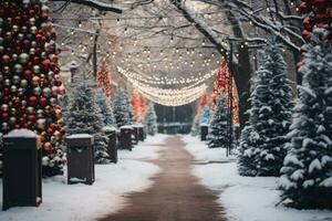 Winter schneebedeckt Straße mit Weihnachten Bäume dekoriert mit Girlanden und Weihnachten Baum Dekorationen im defokussiert. Weihnachten Außen im das amerikanisch Stil. foto