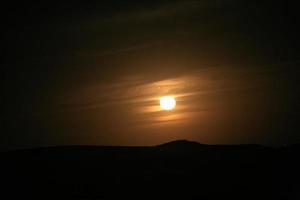 ein verrückter sonnenuntergang im sinai, ägypten mit blick auf das rote meer foto